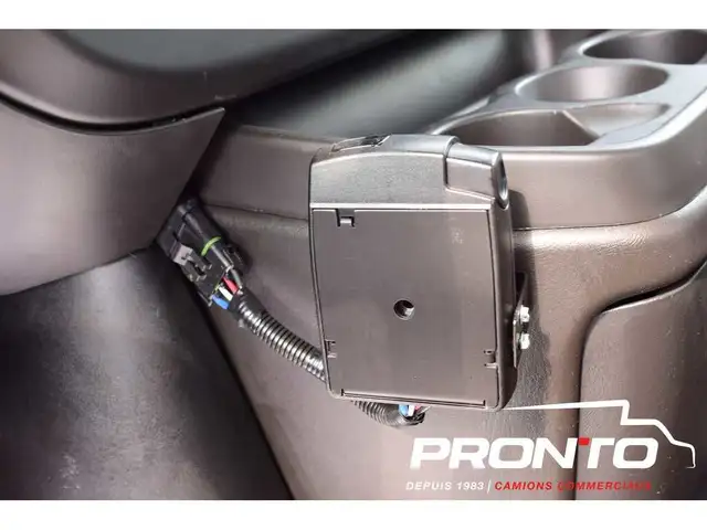 2024 GMC Savana Cube 14 pieds Deck 3500 ** V8 6.6L Essence ** in Cars & Trucks in Laval / North Shore - Image 8