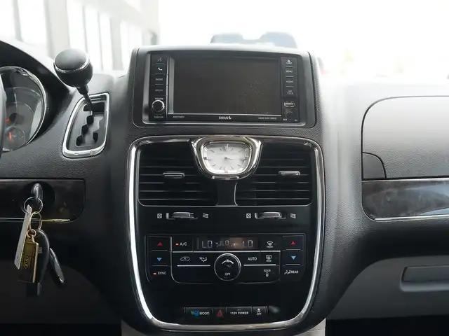 2016 Chrysler Town & Country TOURING in Cars & Trucks in Saskatoon - Image 10