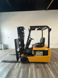 Cat 3 Wheeler Electric Forklift 3 stage mast 3000 lbs Capacity