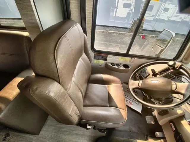 2020 Winnebago Adventurer 30T in RVs & Motorhomes in Abbotsford - Image 32