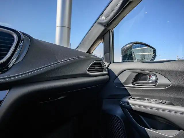 2025 Chrysler Pacifica Select in Cars & Trucks in Barrie - Image 36