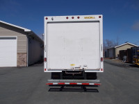 2019 Ford E450 Cube Van 6,2, V8, gas, auto, air, radio 16 ft freight box, roll up door Loading ramp,... (image 4)