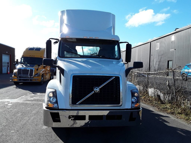  2017 Volvo VNL64T 300 in Heavy Trucks in West Island - Image 2