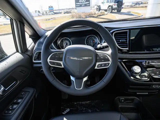 2025 Chrysler Pacifica Select in Cars & Trucks in Barrie - Image 22