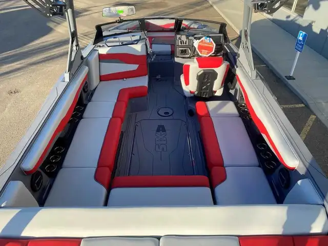 2024 Axis T235 in Powerboats & Motorboats in Saskatoon - Image 8