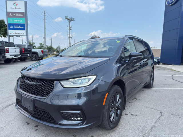 2021 Chrysler Pacifica Touring All Wheel Drive! in Cars & Trucks in Markham / York Region - Image 3
