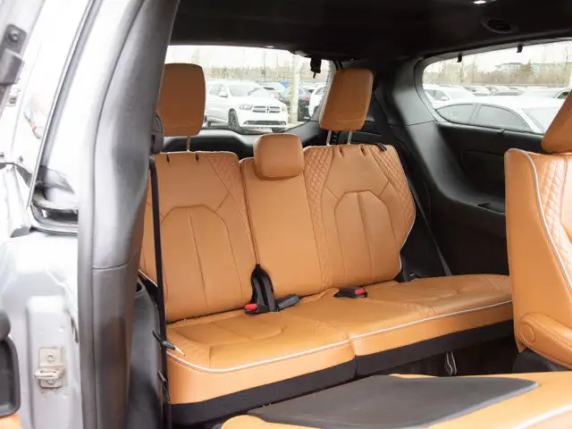 2023 Chrysler Pacifica Hybrid Pinnacle in Cars & Trucks in Calgary - Image 20