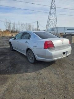  2005 Mitsubishi Galant ES in Cars & Trucks in City of Montréal - Image 3