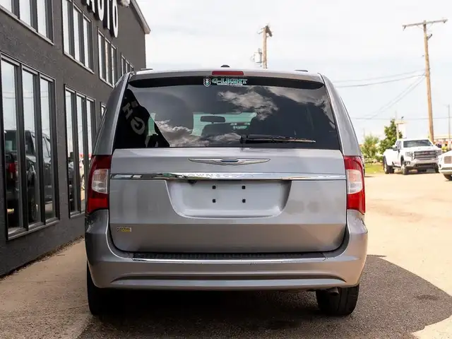 2016 Chrysler Town & Country TOURING in Cars & Trucks in Saskatoon - Image 7