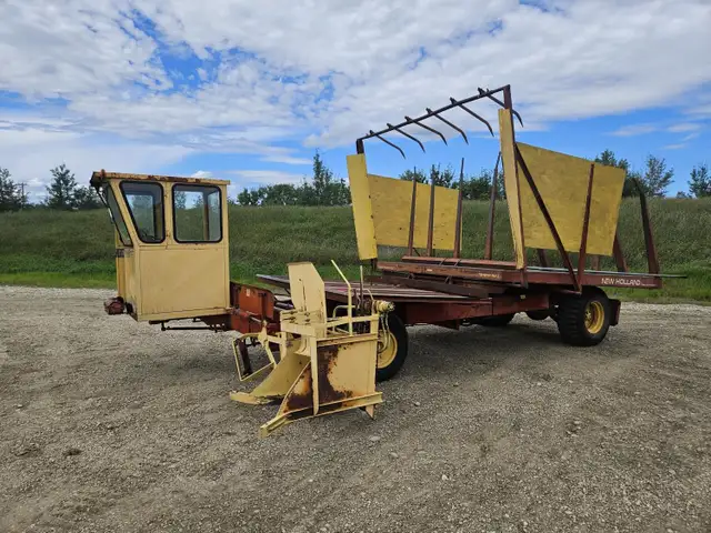 New Holland Square Bale Stackliner 1047 in Farming Equipment in Grande Prairie - Image 2