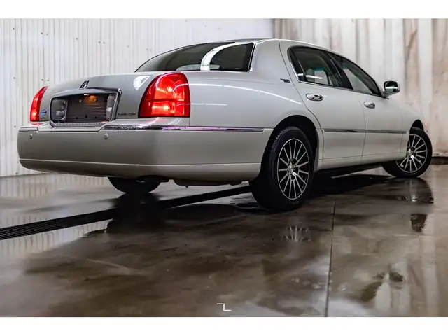 2005 Lincoln Town Car Leather Heated Seats in Cars & Trucks in Grande Prairie - Image 8