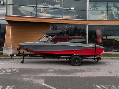 Ski Nautique Longeur / Length : 20’ Largeur / Beam : 98’’ Capacité / Capacity : 7 Moteur / Engine :...