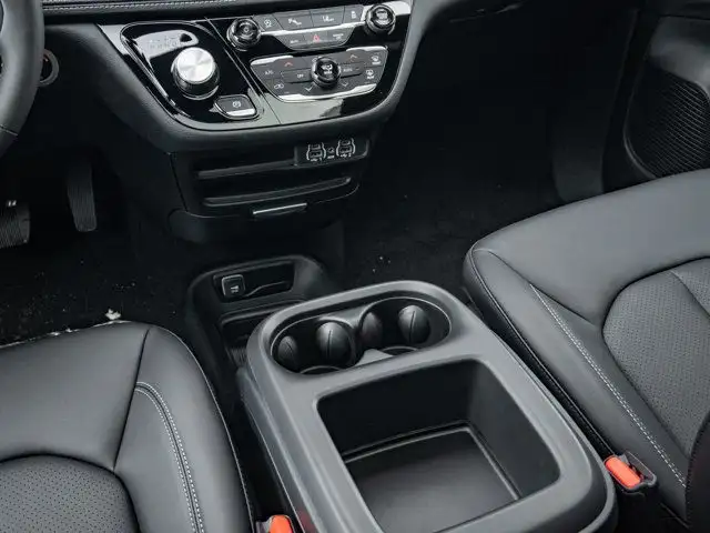 2025 Chrysler Pacifica Select in Cars & Trucks in Barrie - Image 30