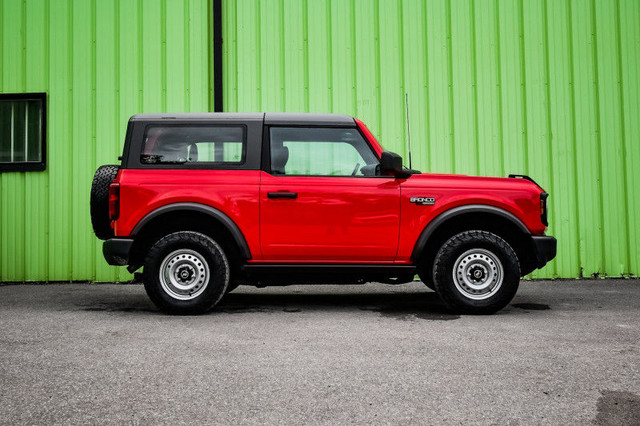 2023 Ford Bronco Base • SUNROOF • REAR CAM • TOW PACKAGE • CP/AA in Cars & Trucks in Cornwall - Image 2