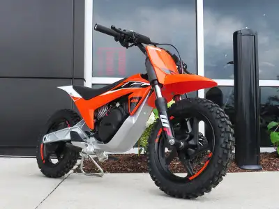 This 2025 SX-E 2 is available to order. Please contact one of our Sales Specialists for details. Ape...
