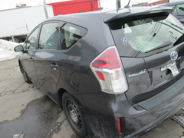 2016 Toyota Prius V in Cars & Trucks in City of Montréal - Image 3