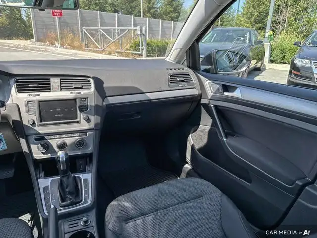 2017 Volkswagen Golf SportWagen Trendline | Connectivity dans Autos et camions dans Tricities/Pitt/Maple - Image 12