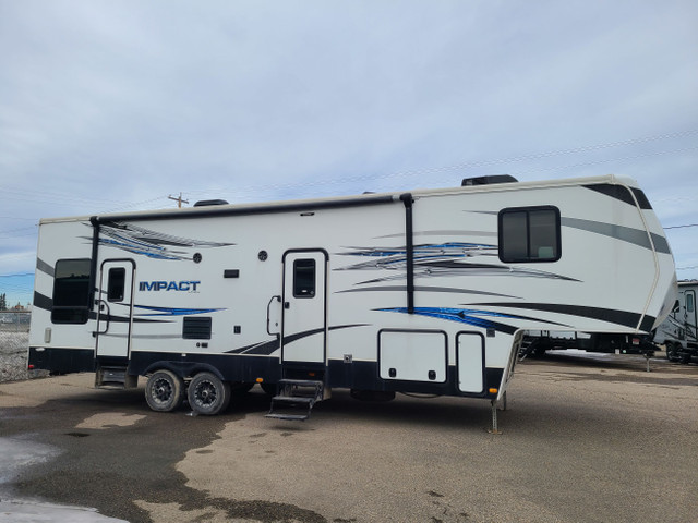2014 Impact 311 toy hauler fifth wheel in Travel Trailers & Campers in Edmonton - Image 3