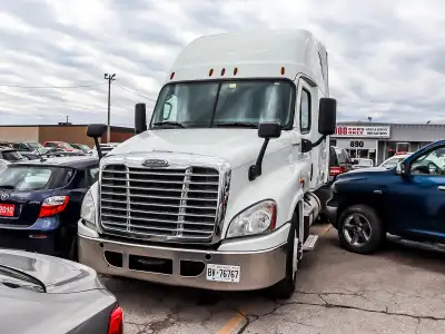 STOCK #314017 Looking for a dependable highway tractor? This 2017 Freightliner Cascadia is built for...