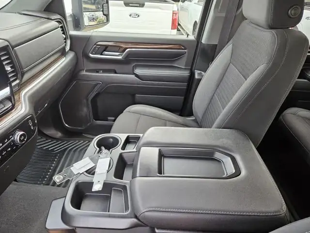 2024 GMC Sierra 3500HD 4WD Crew Cab 159" SLE, 6.6L V8 Gas, SLE C in Cars & Trucks in St. Albert - Image 13