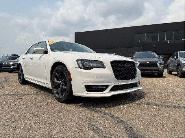 2022 Chrysler 300 300 Touring L RWD in Cars & Trucks in Calgary - Image 3