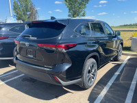 Sunroof, Power Liftgate, Blind Spot Detection, Synthetic Leather Seats, Heated Seats! Experience pre... (image 7)