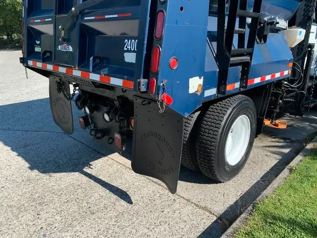 2007 international 7300 Dump Truck With Plow and Spreader Diesel in Heavy Trucks in Richmond - Image 14
