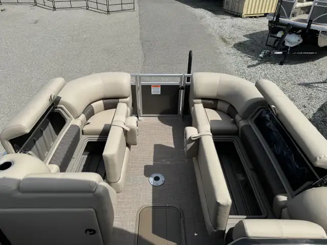 2024 Sun Tracker Party Barge 22 XP3 Tritoon, Mercury 150 L 4s-po in Powerboats & Motorboats in Calgary - Image 10