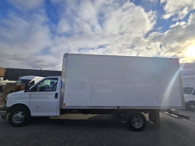 2019 GMC Savana Van G3500 - 16Ft Box - V8 Gasoline - Rear Barn D in Cars & Trucks in City of Toronto - Image 4
