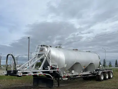 2006 Heil 1,310 Cubic ft Dry Bulk / Pneumatic Aluminum Tank Trailer Aluminum tank Air ride suspensio...