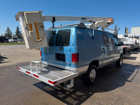 - 2006 Ford E-350 Cargo Van W/ Bucket - Triton 5.4L V8 Gasoline Engine - 148,705 KM - Versa Lift 29... (image 4)