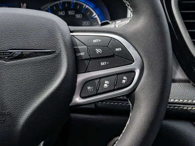 2025 Chrysler Pacifica Select in Cars & Trucks in Barrie - Image 21