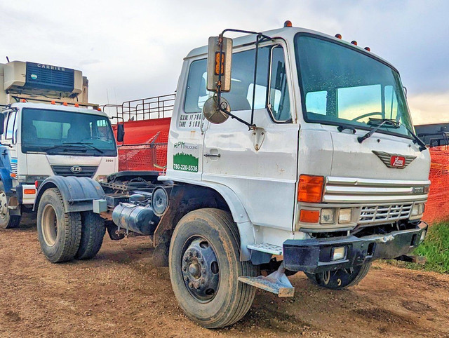 1989 Hino SG 4X2 S/A Truck Tractor in Heavy Trucks in St. Albert - Image 2