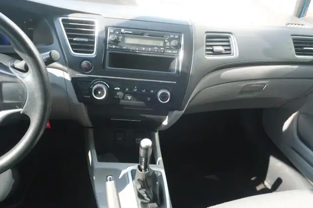 Honda Civic Sedan Man DX 1.8L + Lecteur CD 2015 in Cars & Trucks in Lévis - Image 13