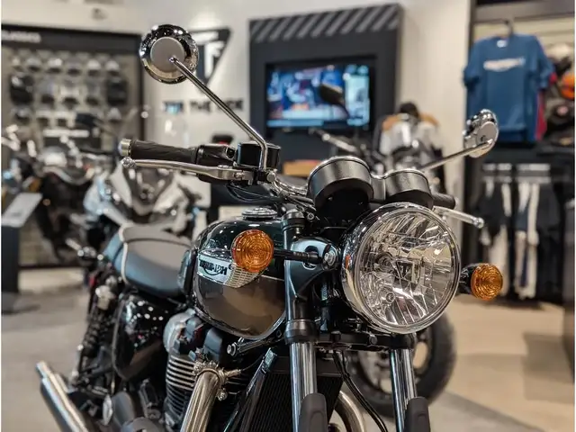 2025 Triumph Bonneville T100 // Competition Green/Ironstone in Dirt Bikes & Motocross in Winnipeg - Image 4