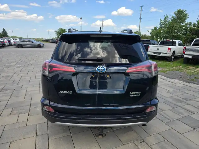 2017 Toyota RAV4 Hybrid in Cars & Trucks in Ottawa - Image 7
