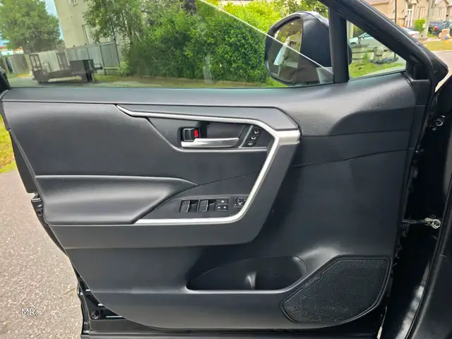 2019 Toyota RAV4 XLE Sunroof , Leather Heated Seats,Heated Steri in Cars & Trucks in City of Toronto - Image 26