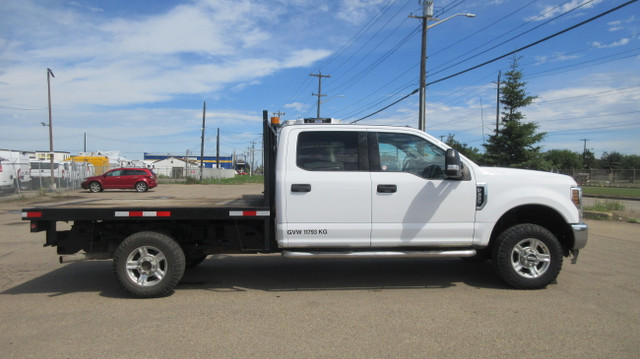 2017 Ford F-350 XLT CREW CAB FLAT DECK in Cars & Trucks in Edmonton - Image 4