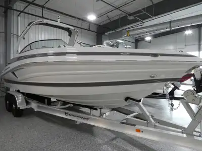 The 280 XSS is a best-seller in Crownline’s beautiful line of pointed-nose outboard models. This 27'...