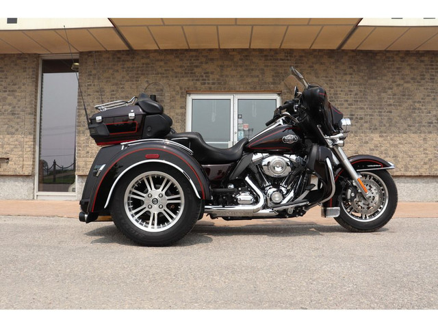 2011 Harley-Davidson FLHTCUTG TriGlide Ultra Classic ONLY 24,OOO in Street, Cruisers & Choppers in Winnipeg - Image 2