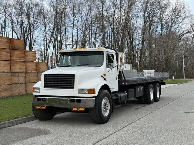 2000 international 4900 25 Foot Roll-Off Flat Deck Tow Truck Man in Heavy Trucks in Richmond - Image 5