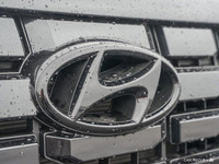 Command attention with the 2024 Hyundai Palisade SEL, a stunning Hyper White SUV with a luxurious Bl... (image 8)
