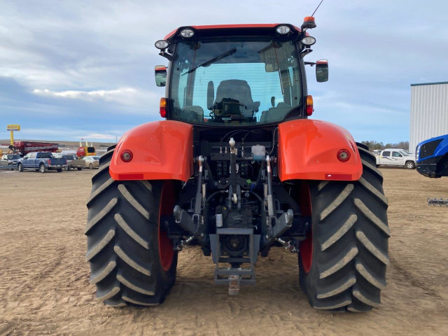 2021 Kubota M7-132 Deluxe P/S MFWD Tractor in Farming Equipment in Regina - Image 3