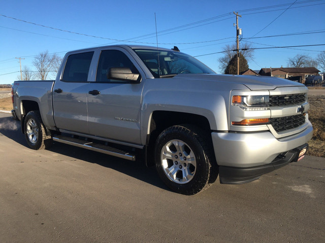 2018 CHEVROLET SILVERADO 1500 CUSTOM 4X4 CREW in Cars & Trucks in Belleville - Image 2