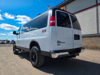 Très rare 4x4 Express Van 12 Passagers avec peu de kilométrage. SEULEMENT 55 000KM ! 3'' Lift kit de... (image 5)
