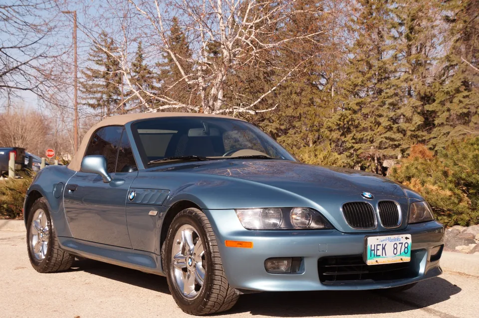 2001 BMW Z3 2.5i Roadster with only 32,869 km, 5-speed manual 2-door convertible.