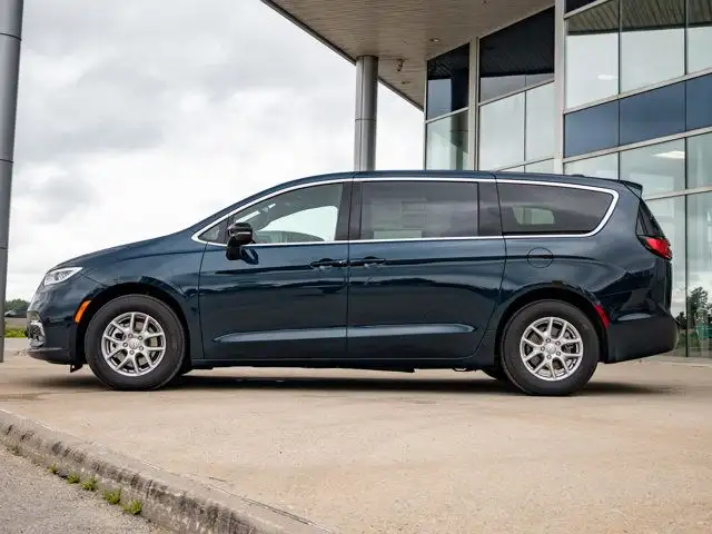 2025 Chrysler Pacifica Select in Cars & Trucks in Barrie - Image 5