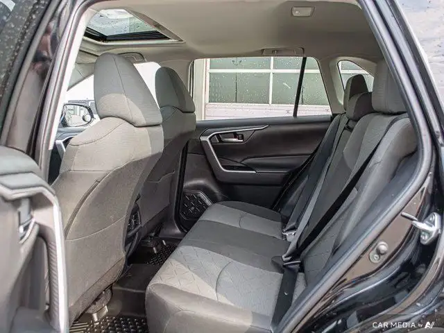 2022 Toyota RAV4 XLE AWD Sunroof Nav Capable Heated Leather in Cars & Trucks in St. Albert - Image 27
