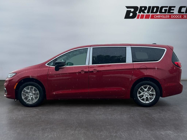 2025 Chrysler Pacifica Select - Apple CarPlay in Cars & Trucks in Lethbridge - Image 2