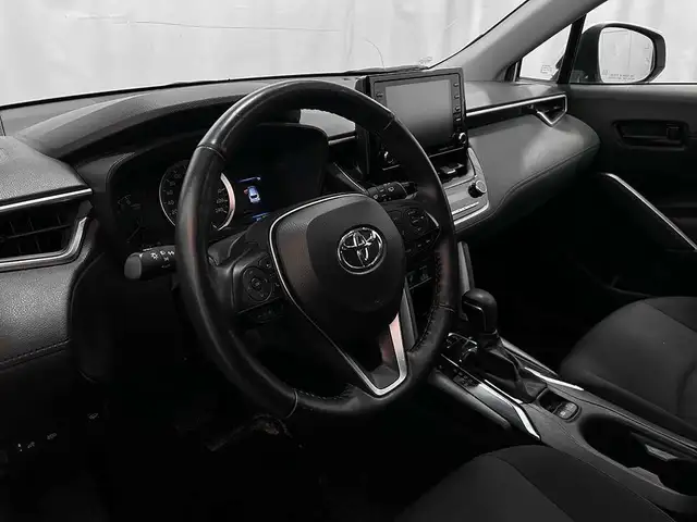 2022 Toyota Corolla Cross LE - AWD - VOLANT CHAUFFANT in Cars & Trucks in Québec City - Image 12
